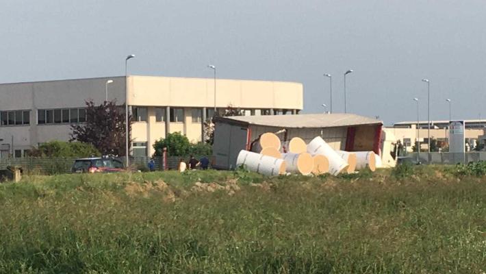 Camion perde il carico sull'Asolana