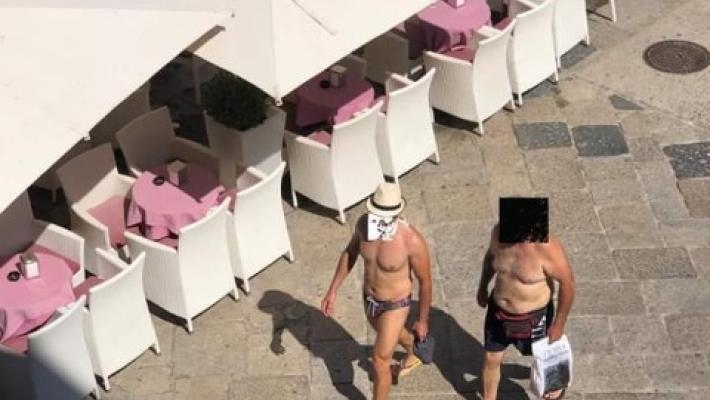 A Gallipoli vietato passeggiare in costume o a torso nudo