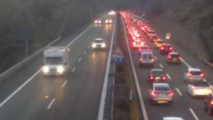 Traffico intenso e cantieri: 5 chilometri di coda sull'A15