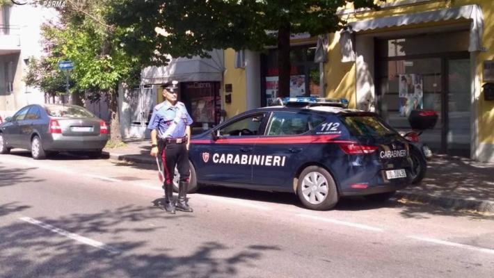 Viale Piacenza, pugno a una donna per rapinarla: arrestati