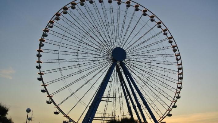 Un inglese si lancia dalla  ruota panoramica di Rimini