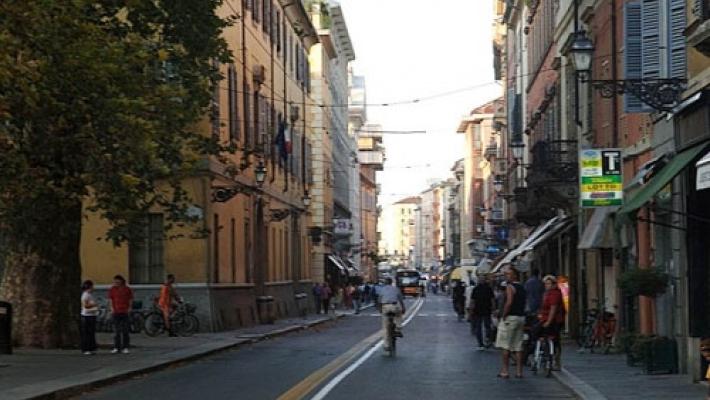 Ultra80enne scippata in via Garibaldi: la fuga del ladro si ferma in viale Toschi