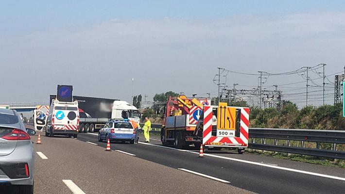 Auto contro un guard-rail in A1: un ferito