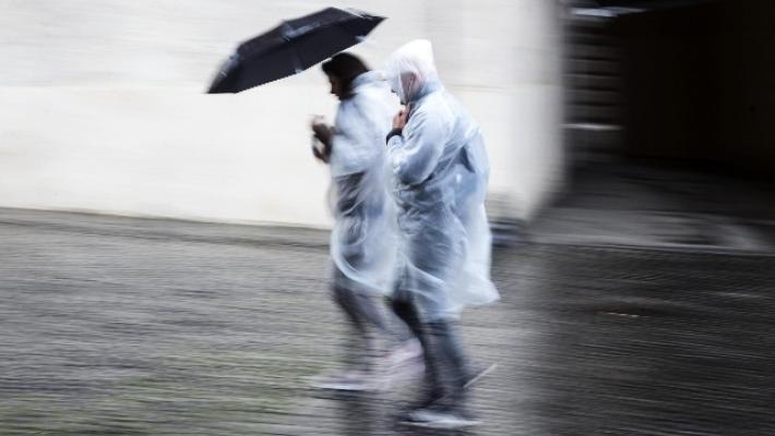Bologna, il maltempo e il vento forte provocano qualche ferito