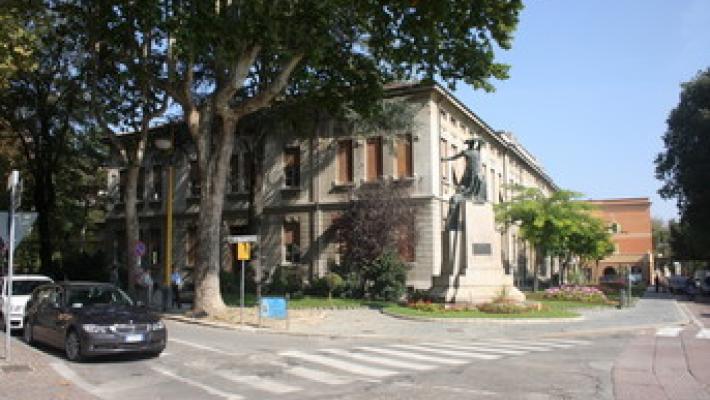 «Stop alla sosta selvaggia davanti alle scuole»