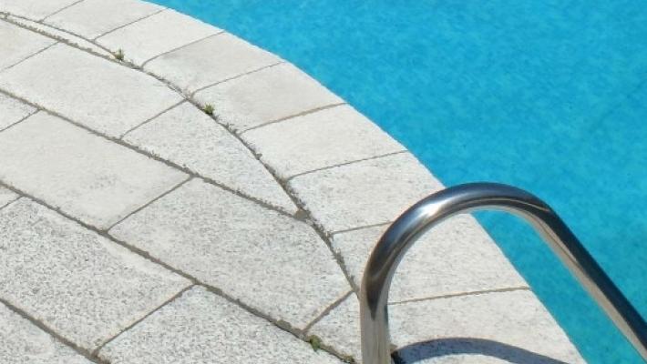 Bambina rischia di annegare in una piscina privata a Massa: è grave