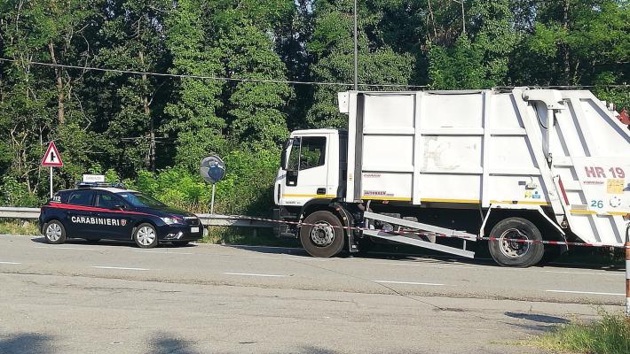 Si schianta con la moto contro un camion: ricoverato in rianimazione