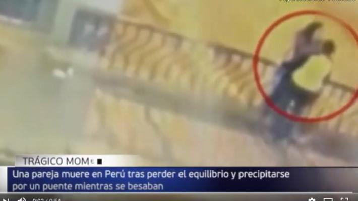 Si baciano alla ringhiera del ponte e precipitano: morti due fidanzati -  Video