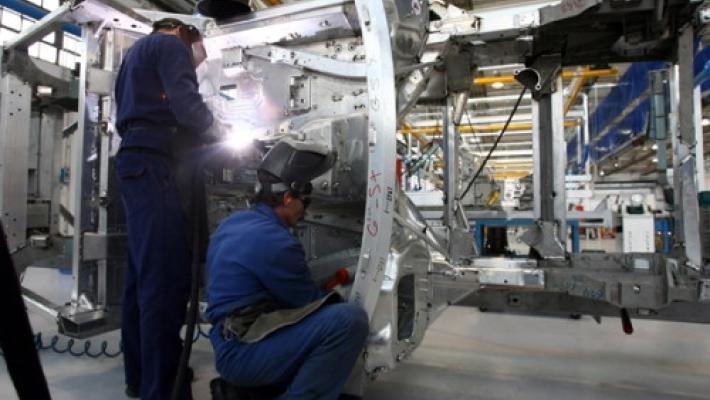 Produzione industriale +4% in febbraio ma si teme l'impatto di guerra e prezzi