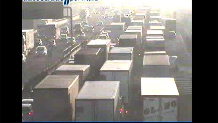 Schianto tra tre automezzi: un morto e due feriti in A1. 11 km di coda