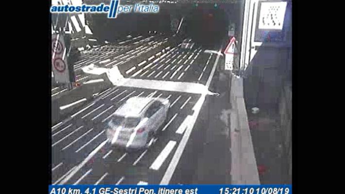 Auto in fiamme in galleria, chiusa la A10 verso Francia