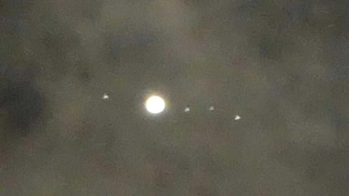 Giove e i suoi satelliti brillano nel cielo - Una foto spettacolare