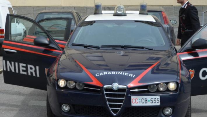 Tenta di gettare dal balcone la compagna: arrestato