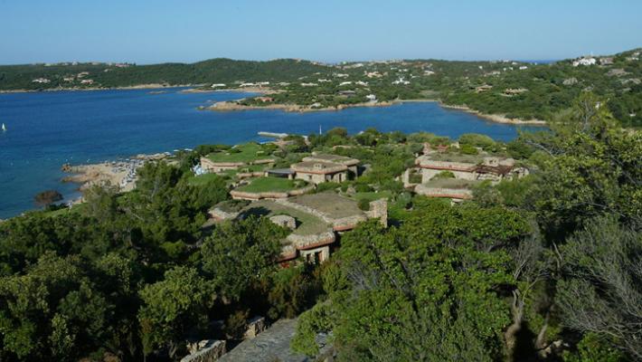Yacht a fuoco a Porto Cervo: salve 8 persone ma la nave affonda