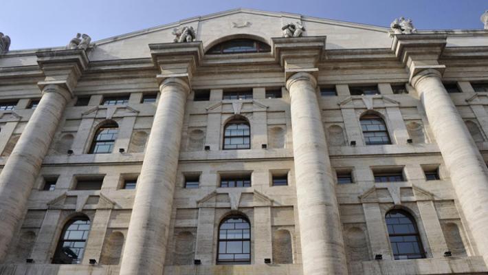 Battaglia sui tempi della crisi di governo, spread a 235
