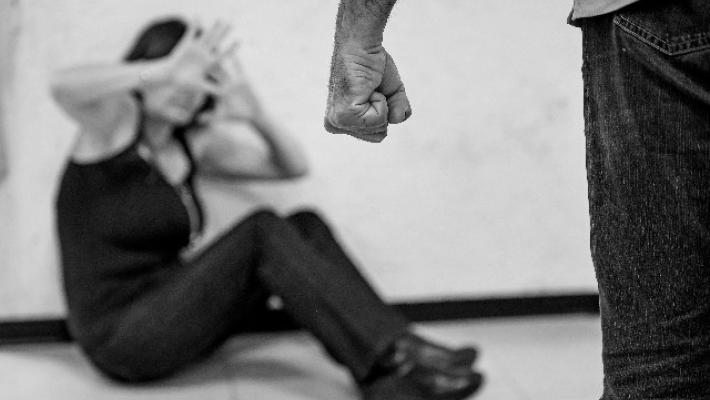 Violenza sessuale di gruppo per 10 anni, 5 arresti a Cosenza