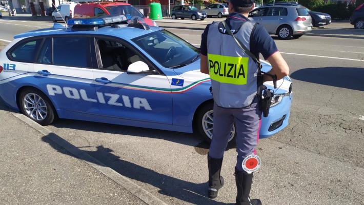 Compravendita d'auto abusivi: due negozi multati dalla polizia