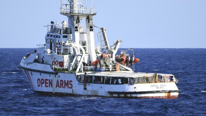 Open Arms: recuperati i  naufraghi che si sono lanciati in mare