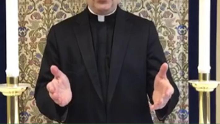 Usa, un prete ruba 98.000$ dalle offerte e li spende con i fidanzati