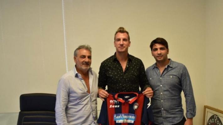 Riecco Maxi Lopez: giocher&agrave; nel Crotone