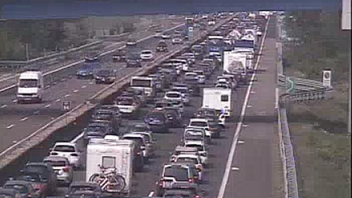 Incidente tra quattro auto in A1 al bivio con l'A15: 8 km di coda. Le uscite consigliate