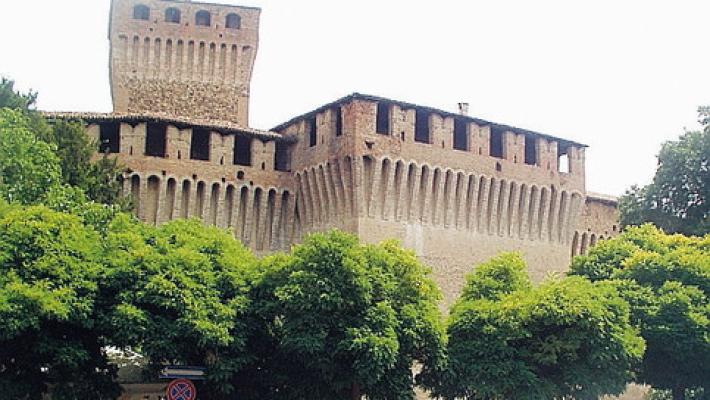Scontro fra due auto e una moto in piazza a Montechiarugolo