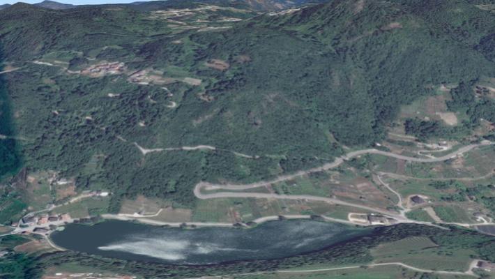 Sbaglia manovra e finisce con l'auto in un lago, due morti