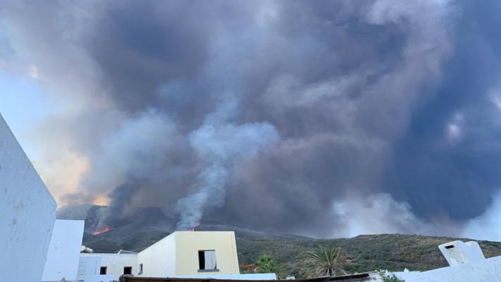 Forte esplosione: una nuova eruzione a Stromboli, i turisti si rifugiano in chiesa - Video