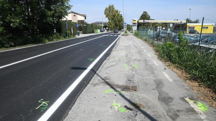 Travolti da auto mentre rifacevano le strisce: gravi due operai. Caccia ad un'Audi nera