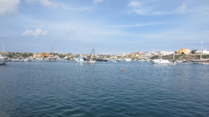 Barca di  turisti affonda a Lampedusa: tutti salvi
