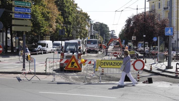 Via Emilia Est chiusa per lavori di asfaltatura