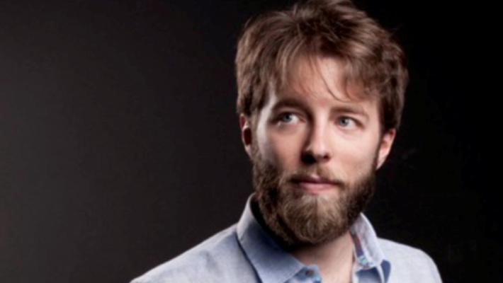 Insulti allo spettacolo sui migranti, biglietti gratis agli hater