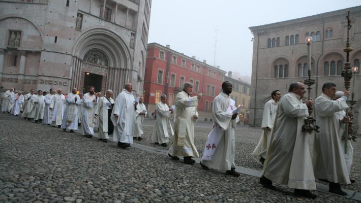 Parma, l'età media dei preti? 68 anni. Tanti gli stranieri