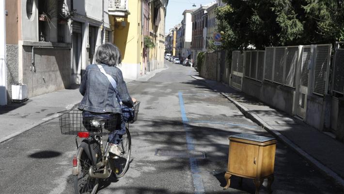 E nelle righe blu qualcuno parcheggia... un comodino