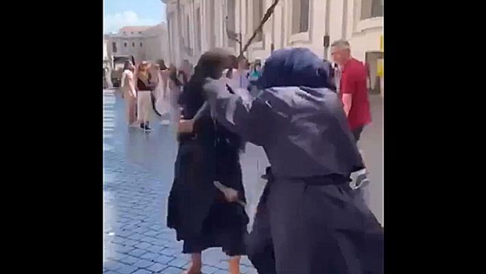 Due mendicanti (con finte gobbe) litigano a colpi di bastone  in piazza San Pietro