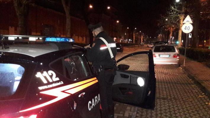 Arrestato mentre spaccia in viale dei Mille. Con 17 dosi pronte nelle siepi