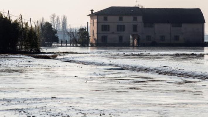 La vita a Lentigione sette giorni dopo la piena 