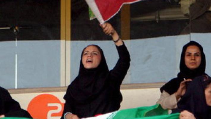 Stadi vietati alle donne: morta la tifosa iraniana che si era data fuoco per protesta