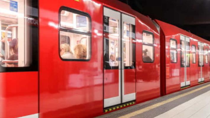 Si aggirava vestito da Joker e con pistola finta nella metro di Milano, denunciato