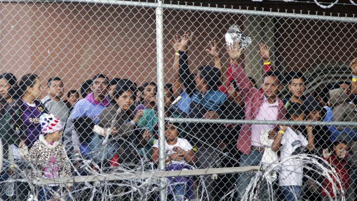 Migranti, in arrivo i tribunali 'da campo' in Texas