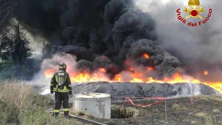 Stato d'emergenza ad Avellino per un incendio in una fabbrica di materie plastiche