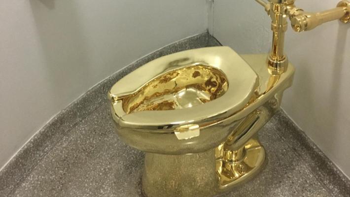 Rubato in Inghilterra il 'water d'oro' di Maurizio Cattelan