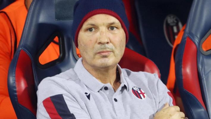  I cori del Bologna sotto la finestra d'ospedale di Mihajlovic,  e lui si affaccia - Video 