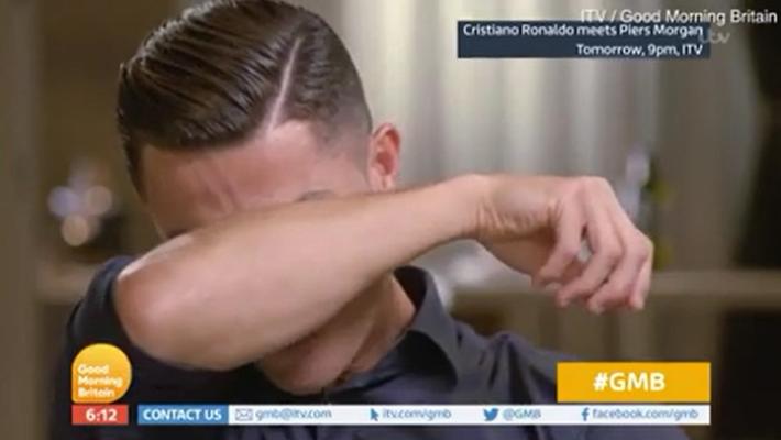 Ronaldo piange in tv: 'Mio padre era alcolizzato, non vide le mie vittorie' - Video 