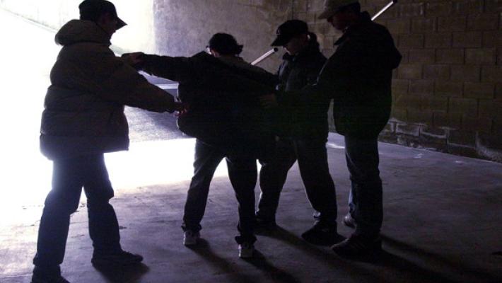 Bullismo: accerchiato da una banda e picchiato a Reggio Emilia