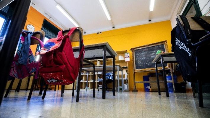 Non può entrare a scuola con le treccine blu, il 13enne le taglia