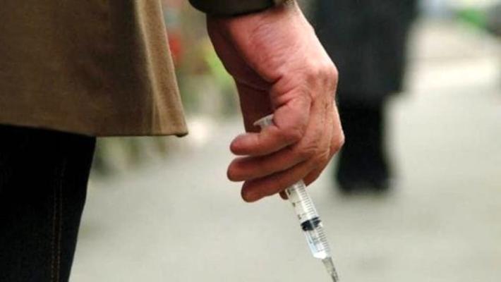 Rapina con una siringa insanguinata alla farmacia: arrestato dopo 24 ore