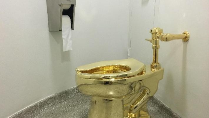 Cattelan, il water a 18 carati all'asta da Sotheby's 