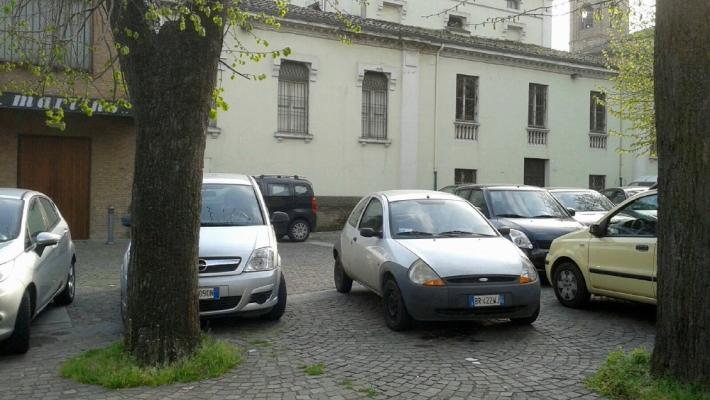 Prende a mazzate un'auto: un ferito