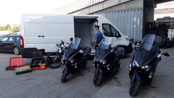 Rubano scooter a Parma: rintracciati grazie all'antifurto satellitare